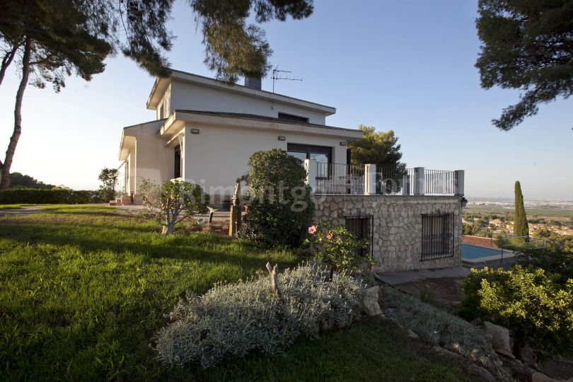 Villa con jardín y piscina junto al campo de golf en El Bosque, Chiva.