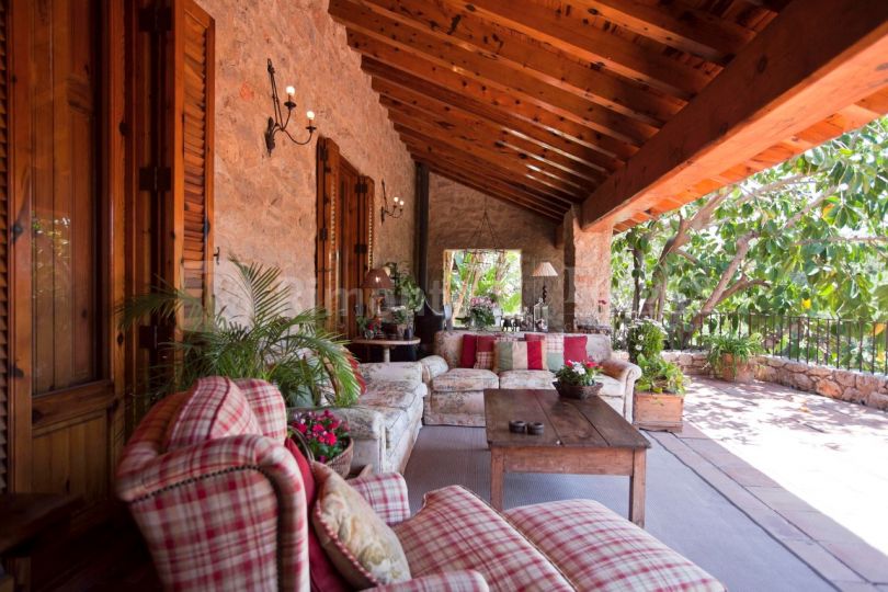 Charmante villa de style rustique située dans une zone résidentielle prisée à Rocafort, dans la province de Valence.