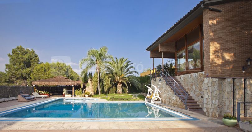Villa mit Pool und Weinkellerei in der Wohnsiedlung Santa Apolonia, Valencia.
