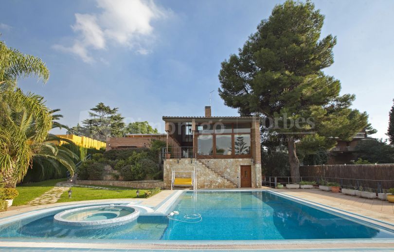 Villa with a pool and wine cellar in Santa Apolonia residential complex, Valencia.