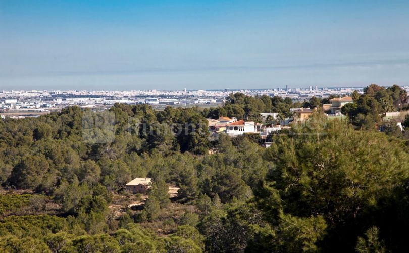 Recently constructed villa in the exclusive El Bosque Golf residential area.