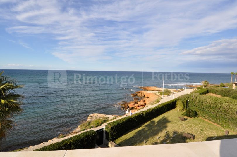 Villa mit modernem Design und einer exquisiten Aussicht auf das Meer in Dénia.