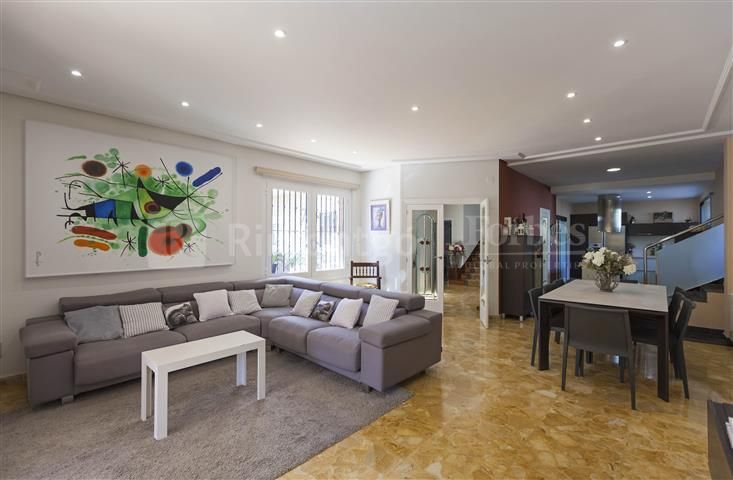 Excepcional villa en la mejor ubicación de la urbanización El Vedat, en Torrent, a menos de 20 kilómetros de Valencia, con piscina, jardín y orientación sur-este.