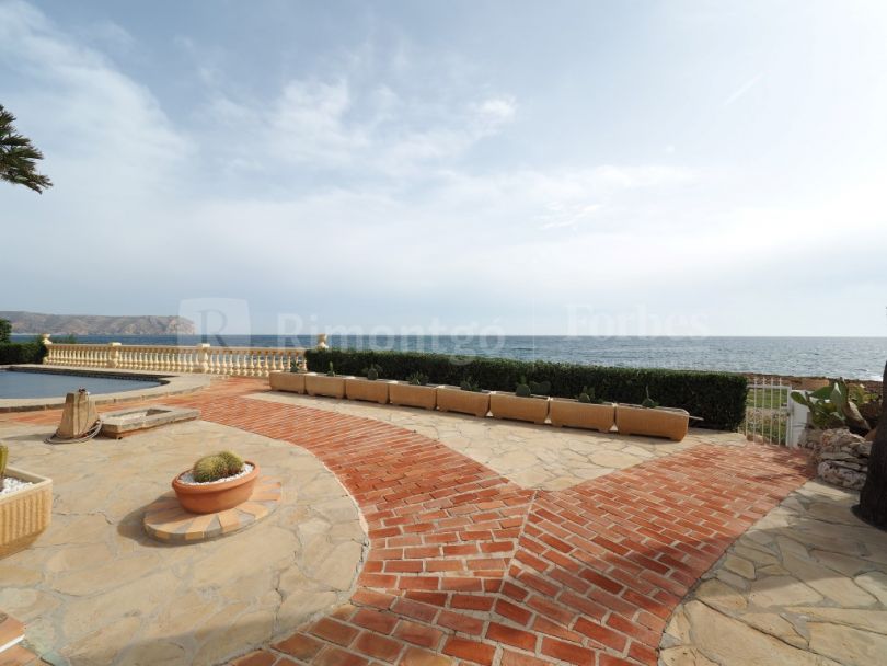 Villa with a terrace pool on the seafront in Javea.