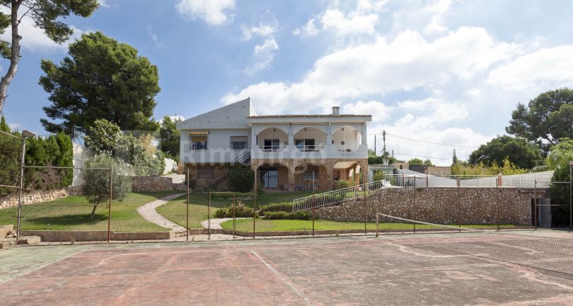 Traditional-style villa for sale in Calicanto, Torrent, Valencia.