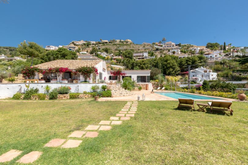 Mediterranean-style finca boasting a pool and sea views in Jávea.