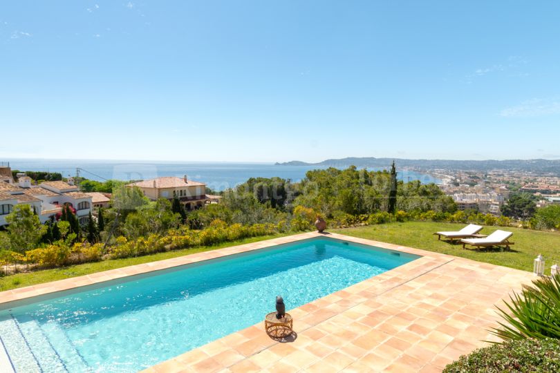 Mediterranean-style finca boasting a pool and sea views in Jávea.