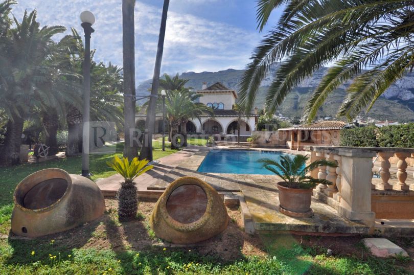 Casa de tres plantas en Dénia, con piscina y un magnífico jardín.