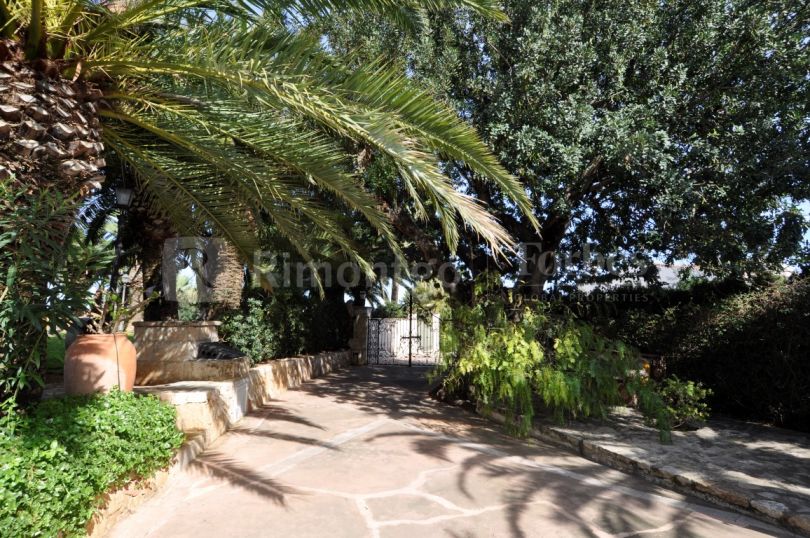 Haus in einmaligem Stil mit Swimmingpool in zauberhafter Umgebung in Dénia.