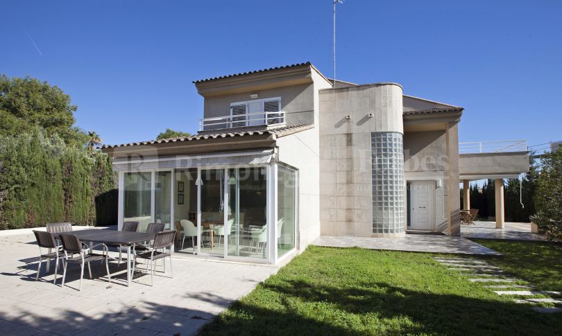 Beautiful and bright villa in a private spot in Campolivar.