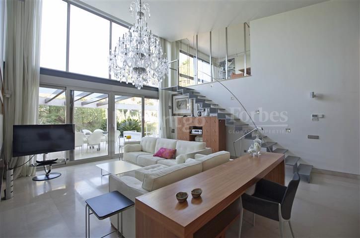 Modern villa with terrace and pool in Santa Apolonia, Valencia.