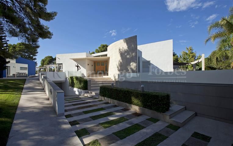 Villa moderne avec terrasse et piscine, à Santa Apolonia, dans la province de Valencia.