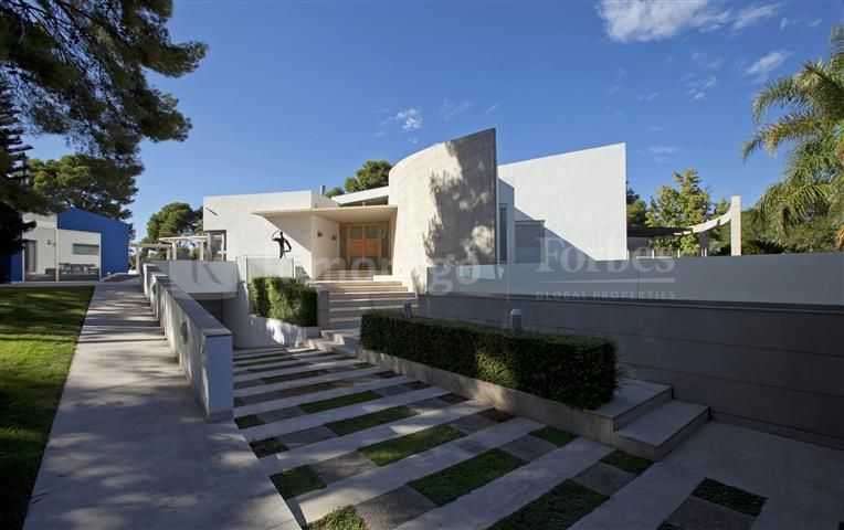 Modern villa with terrace and pool in Santa Apolonia, Valencia.