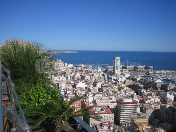 Beautiful apartment in the center of the city of Alicante with stunning seaview with the possibility to joy the city tram which stops only 200m from apartment