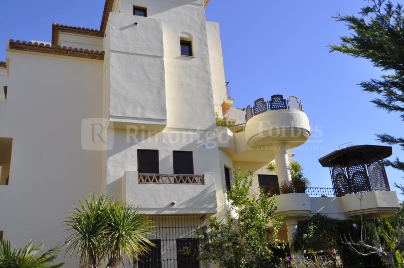Exclusivo dúplex de lujo con impresionantes vistas al Mar Mediterráneo, en la prestigiosa urbanización Villa Gadea, en Altea, Alicante.