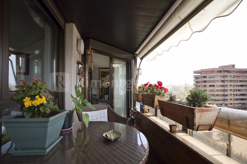 Einmalige, elegante Wohnung mit Terrasse, die eine traumhafte Aussicht bietet, in der Plaza de la Legión Española in Valencia zu vermieten. In der Nähe der Parkanlage 'Jardines del Real' und nur wenige Minuten vom Stadtzentrum entfernt.