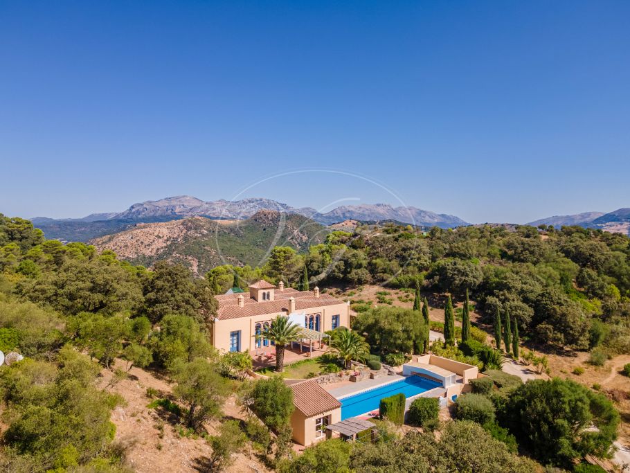 Andalusische villa met stallen, personeelswoning en graas land, Gaucin