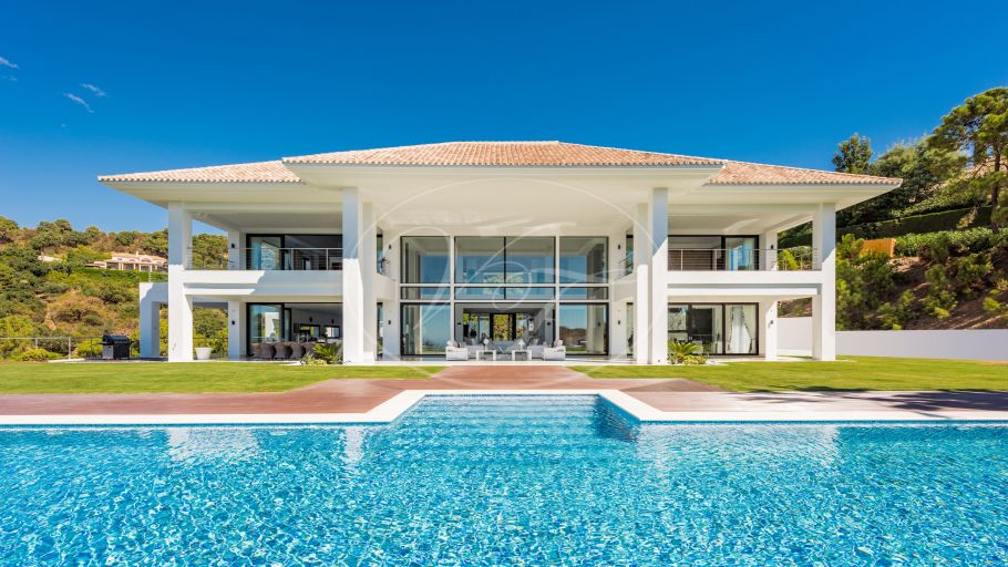 Contemporary Luxury Villa with sea views and spa , La Zagaleta