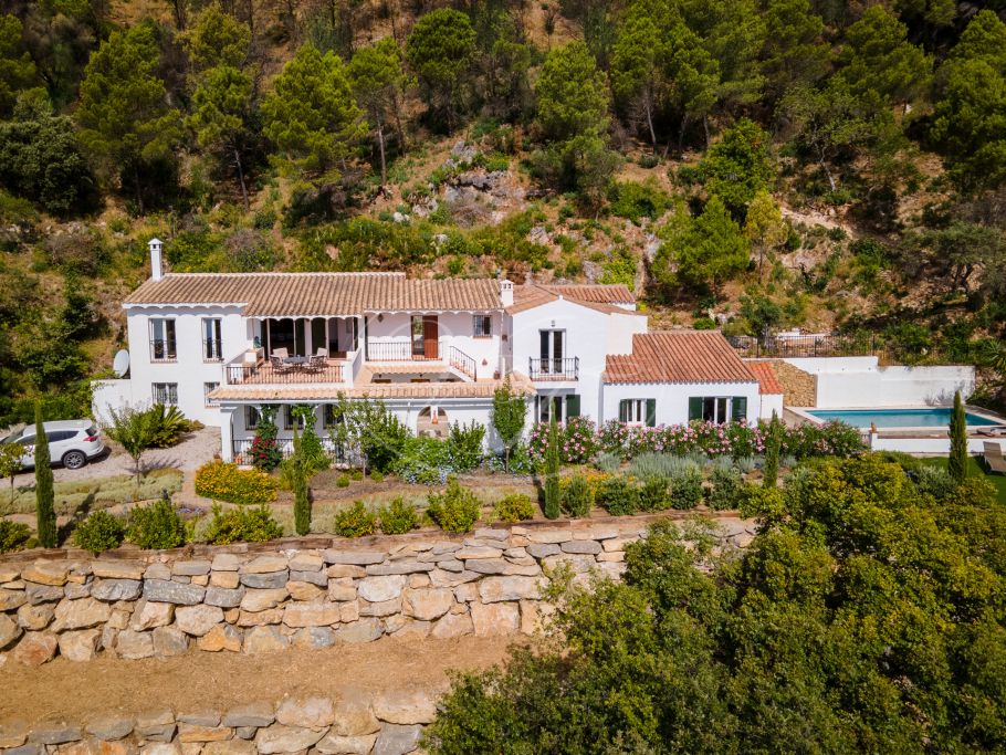 Country villa near the coast with breathtaking sea views, Casares