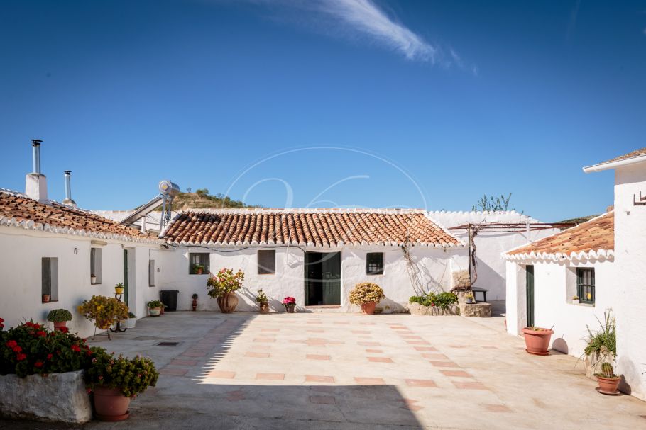 Authentic Cortijo with 6 hectare farm, Ardales