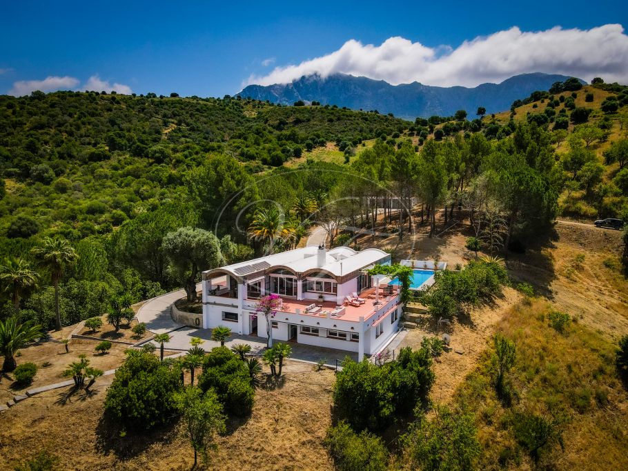 Sensacional finca con dos chalets, Casares