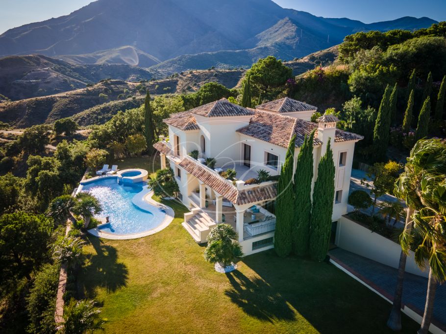 Prachtige landelijk gelegen villa met zeezicht, Estepona