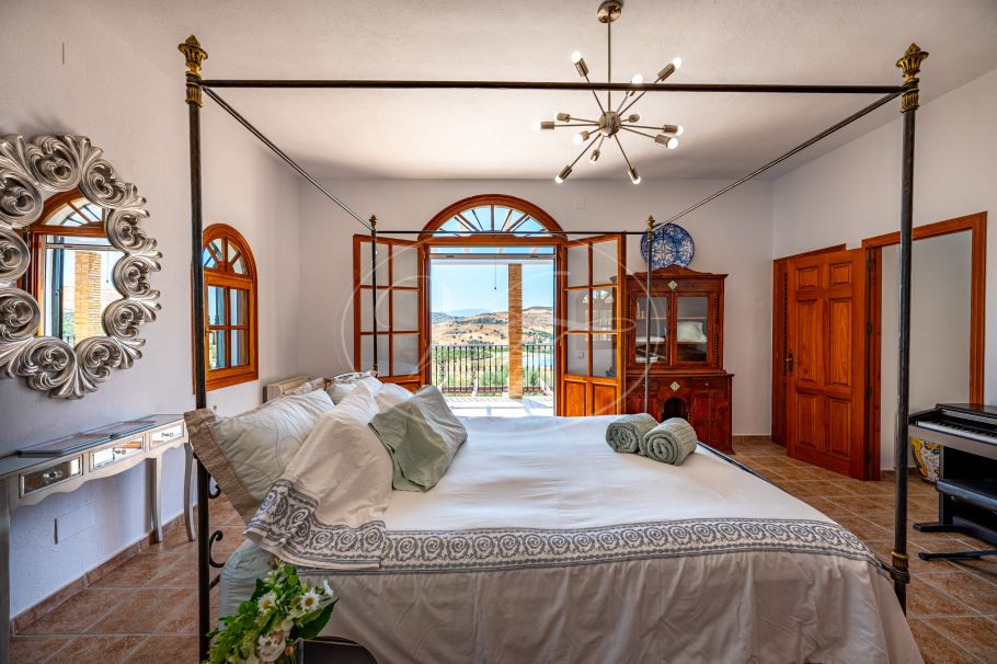 Magnifica chalet en el campo con olivar y huerto, Casarabonela