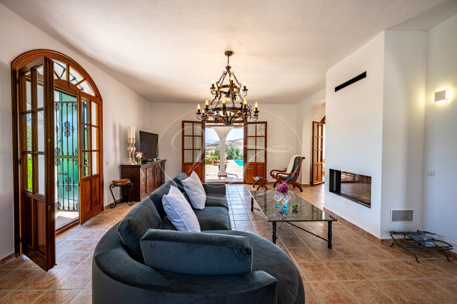 Magnifica chalet en el campo con olivar y huerto, Casarabonela