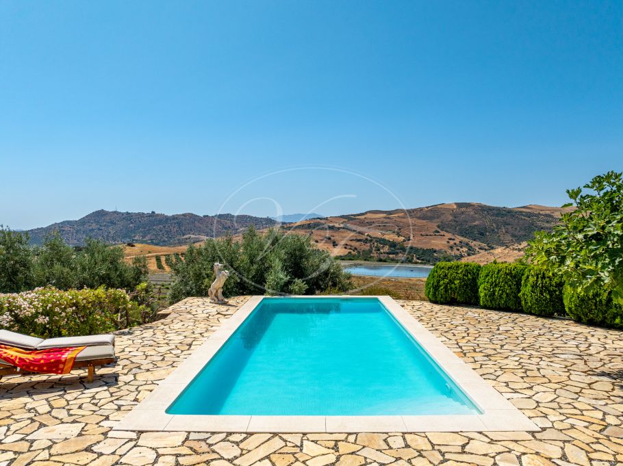 Magnifica chalet en el campo con olivar y huerto, Casarabonela