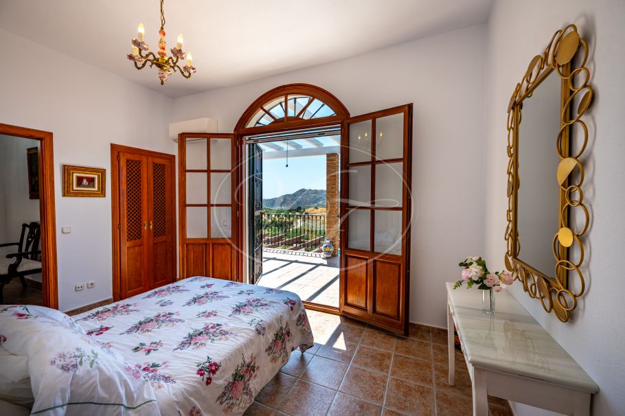 Magnifica chalet en el campo con olivar y huerto, Casarabonela