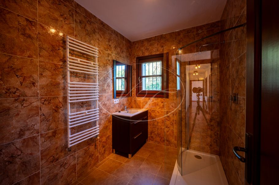 Amplia Finca con fácil acceso, Casares