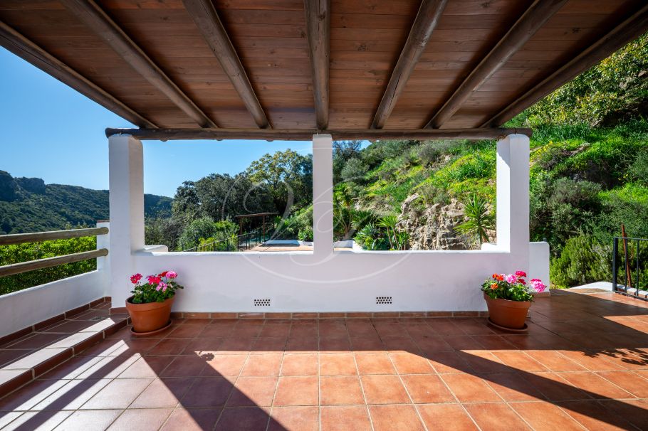 Amplia Finca con fácil acceso, Casares