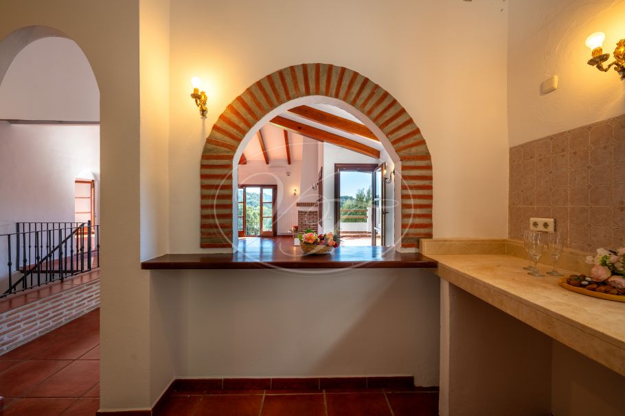 Amplia Finca con fácil acceso, Casares