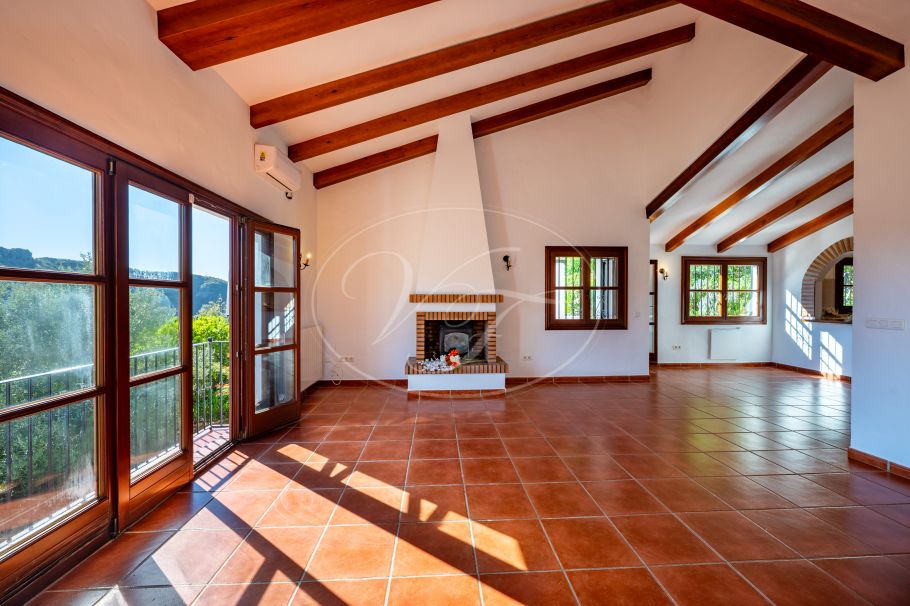 Amplia Finca con fácil acceso, Casares