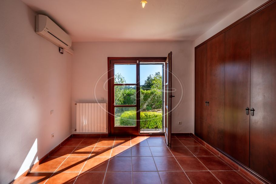 Amplia Finca con fácil acceso, Casares