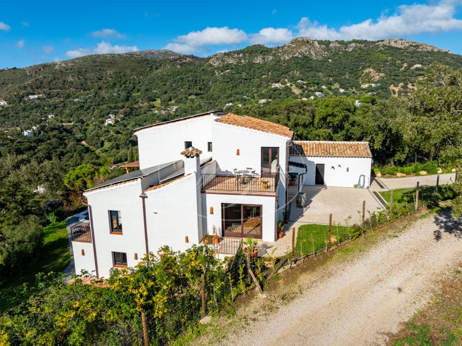 Casa de Campo modernizada con Vistas Espectaculares, Casares Montaña