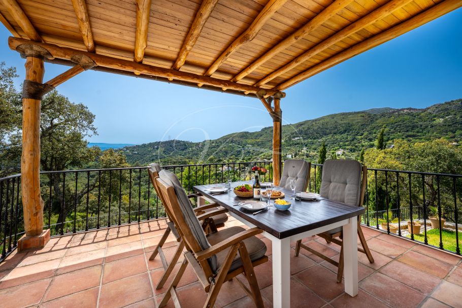 Casa de Campo modernizada con Vistas Espectaculares, Casares Montaña