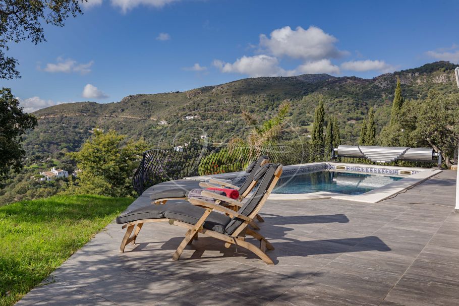 Casa de Campo modernizada con Vistas Espectaculares, Casares Montaña