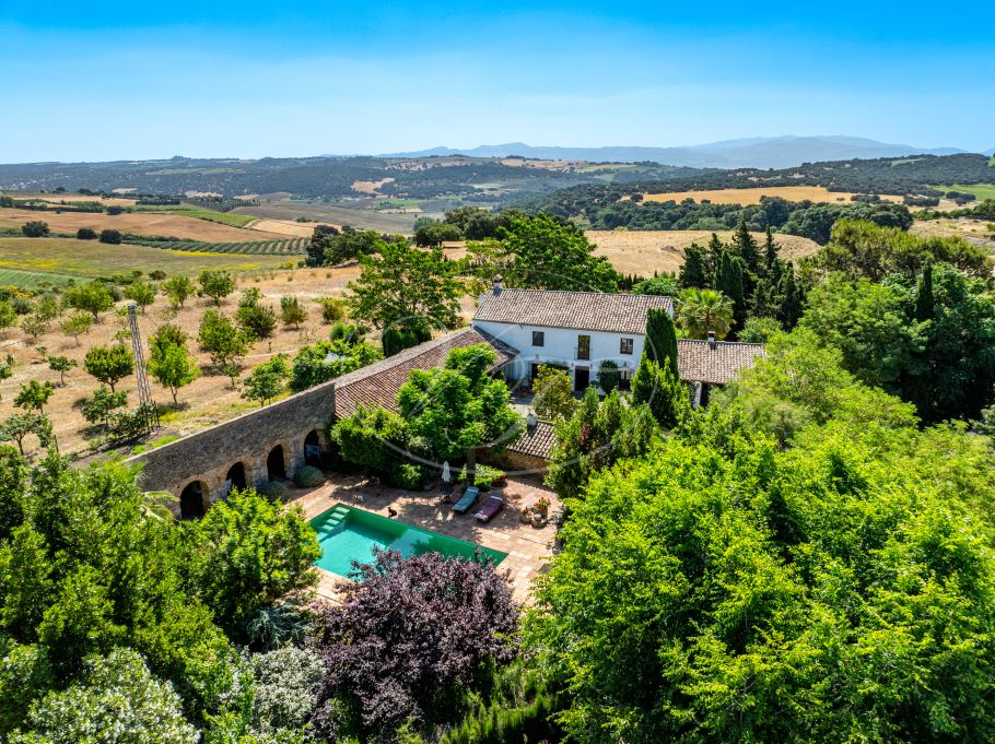 Charmante Andalusische cortijo in de glooiende heuvels, Ronda