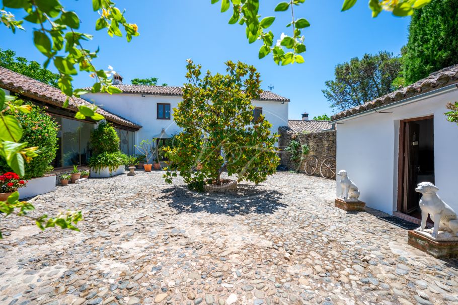 Charmante Andalusische cortijo in de glooiende heuvels, Ronda