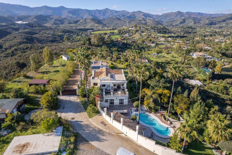 Amazing hilltop cortijo close to Laguna beach, New Golden Mile