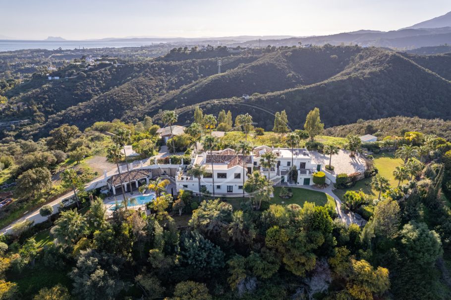 Amazing hilltop cortijo close to Laguna beach, New Golden Mile