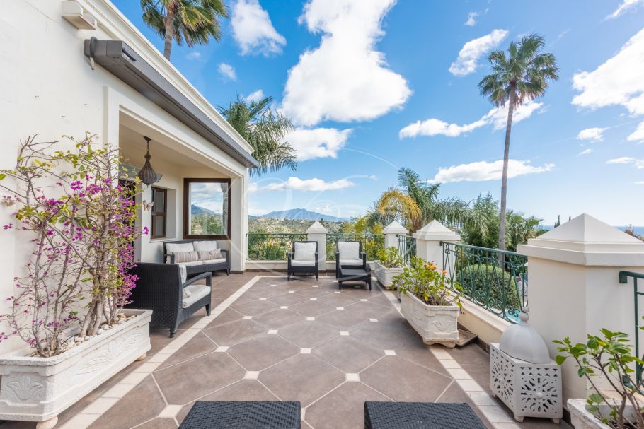 Amazing hilltop cortijo close to Laguna beach, New Golden Mile