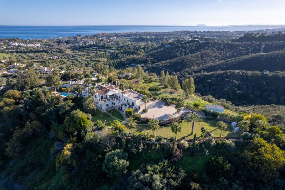 Amazing hilltop cortijo close to Laguna beach, New Golden Mile