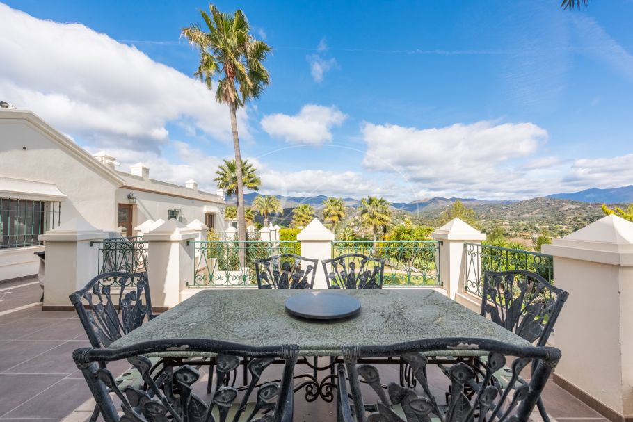 Amazing hilltop cortijo close to Laguna beach, New Golden Mile