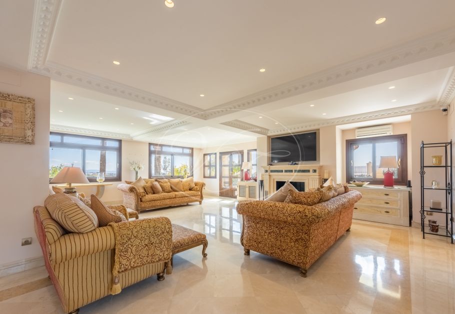 Amazing hilltop cortijo close to Laguna beach, New Golden Mile