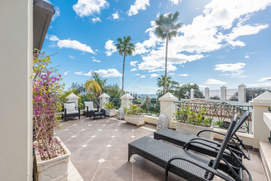 Amazing hilltop cortijo close to Laguna beach, New Golden Mile