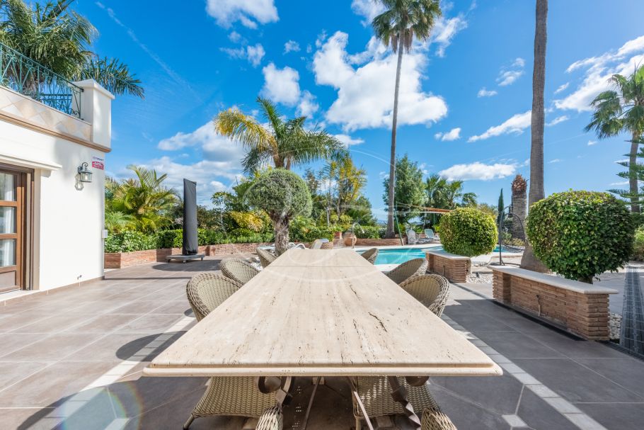 Amazing hilltop cortijo close to Laguna beach, New Golden Mile