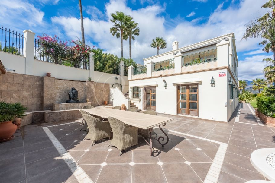 Amazing hilltop cortijo close to Laguna beach, New Golden Mile