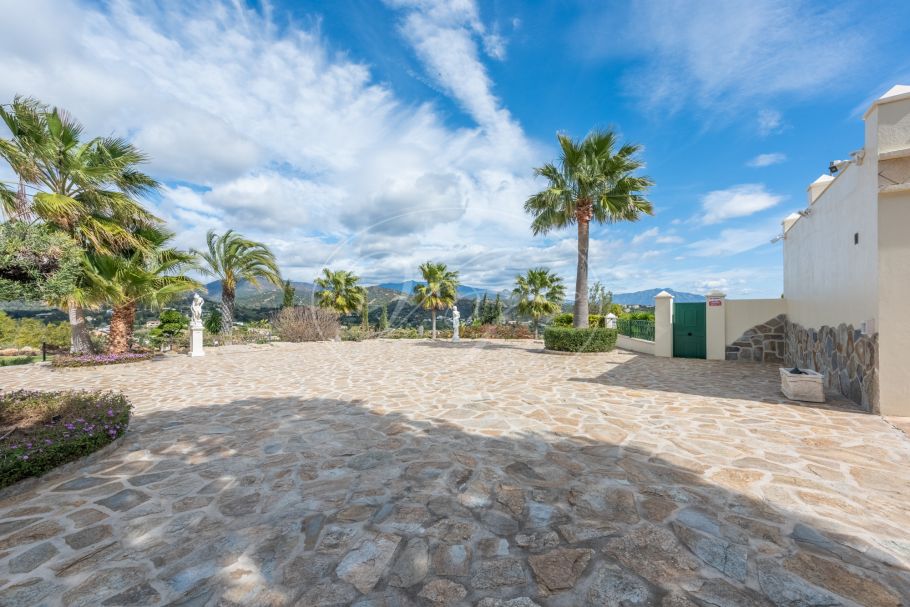 Amazing hilltop cortijo close to Laguna beach, New Golden Mile